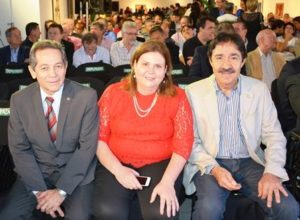 Fernanda Pessoa entre o deputado estadual Heitor Férrer e o deputado federal Raimundo Gomes de Matos